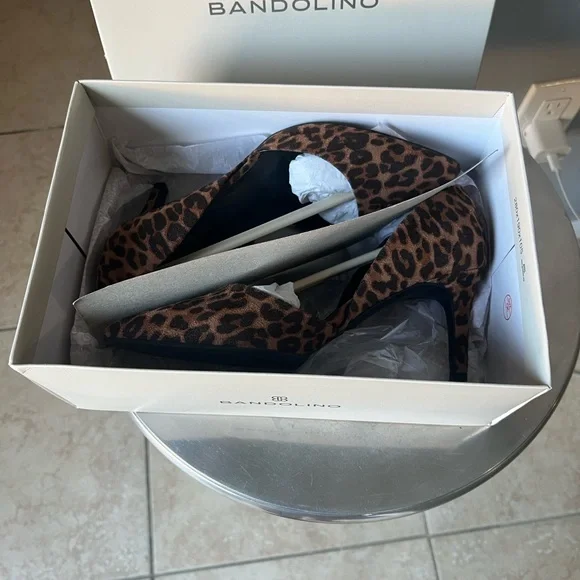 Bandolino Grenow Pointed Toe Pumps - Picture 5 of 7